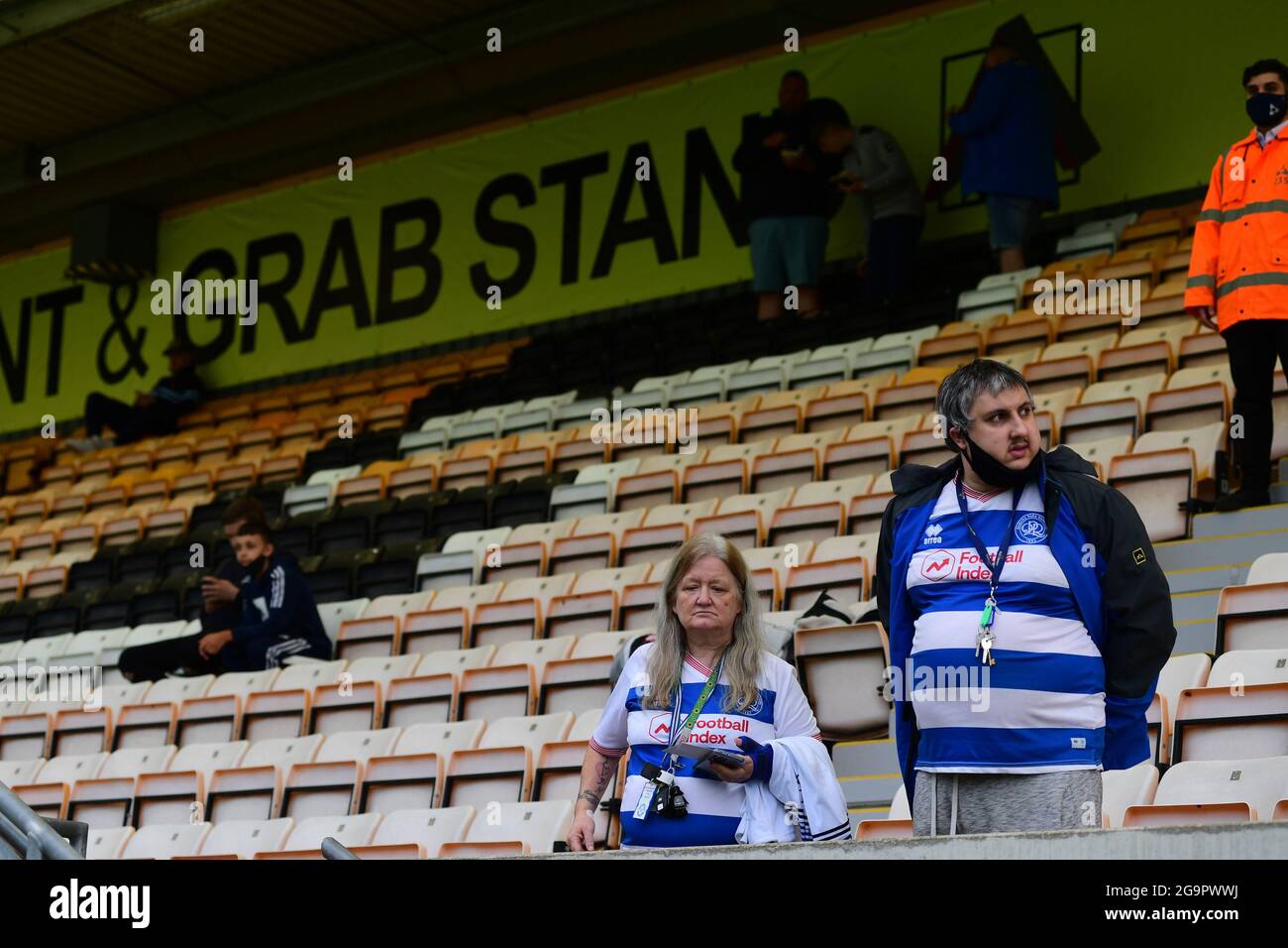 Die Fans sind während der Vorsaison wieder in den Stadien, freundlich zwischen Cambridge United und Queens Park Rangers im Abbey Stadium in Cambridge England.d Stockfoto