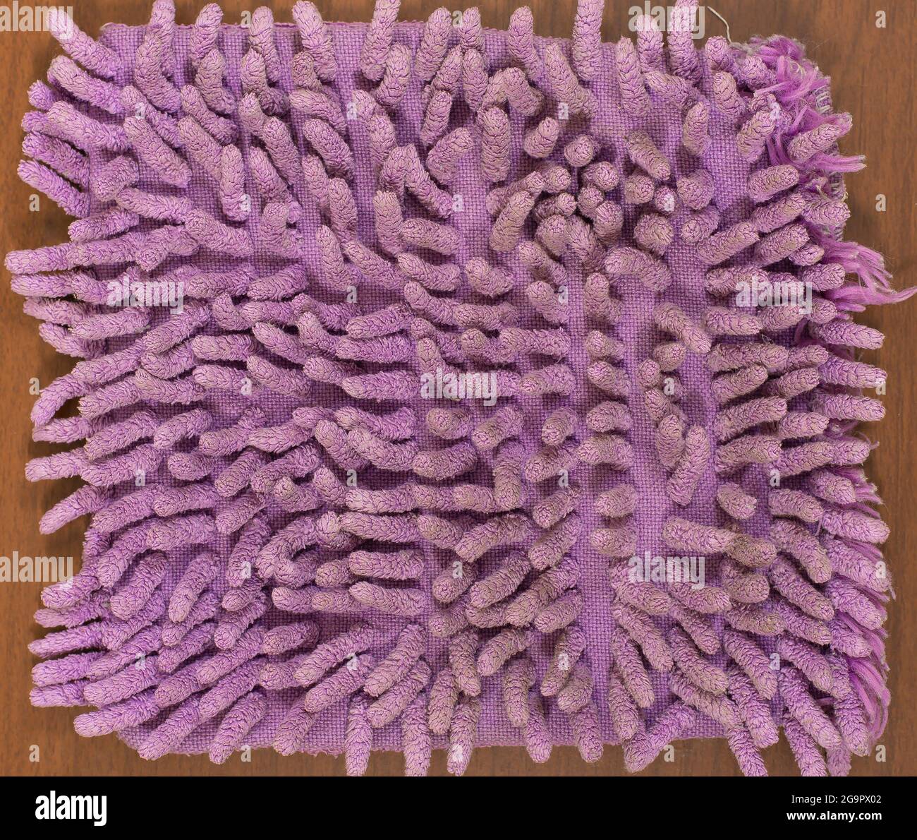 Altes, schmutziger Mikrofasertuch mit Borsten, altes, staubigen Reinigungstuch. Violett. Stockfoto