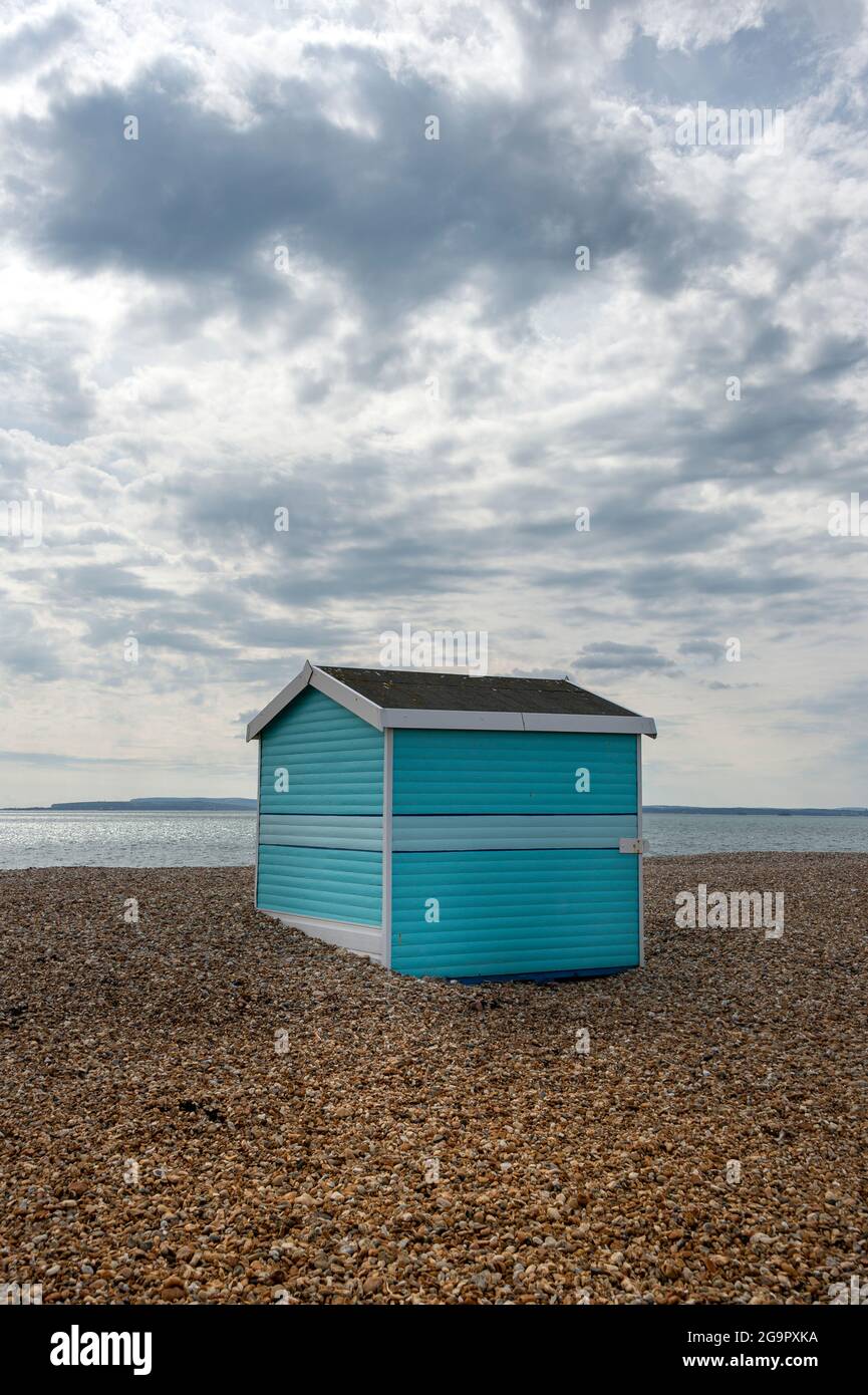 Blue Beach Hütte an einem Kieselstrand auf Hayling Island. Stockfoto