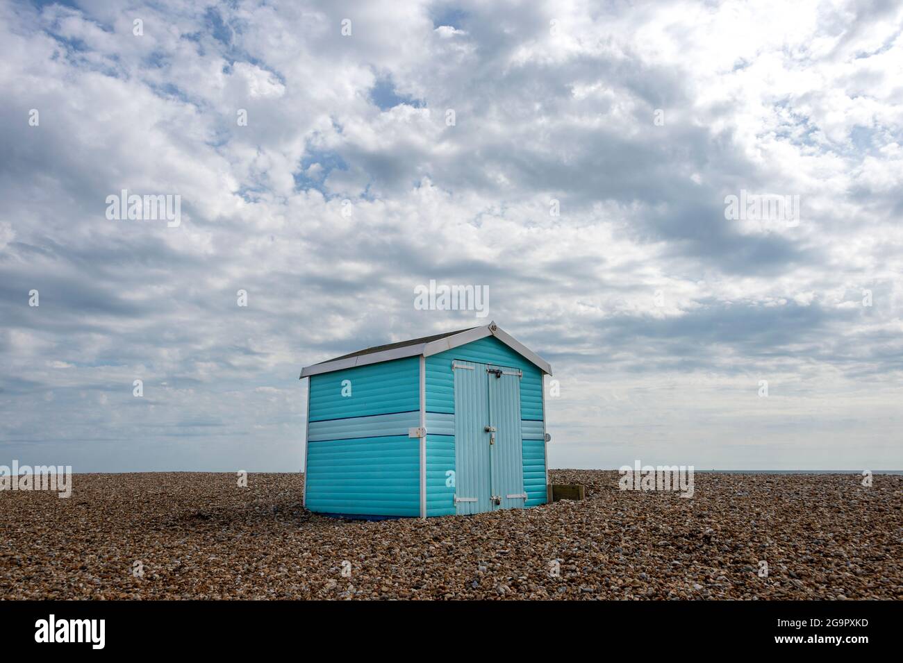 Blue Beach Hütte an einem Kieselstrand auf Hayling Island. Stockfoto