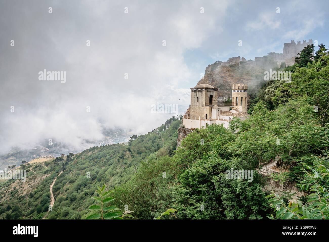 Erice, Sizilien, Italien.Historische Stadt auf der Spitze der Berge mit Blick auf schöne üppige Landschaft.Blick auf Schloss Venus, Castello di Venere, in Wolken Stockfoto