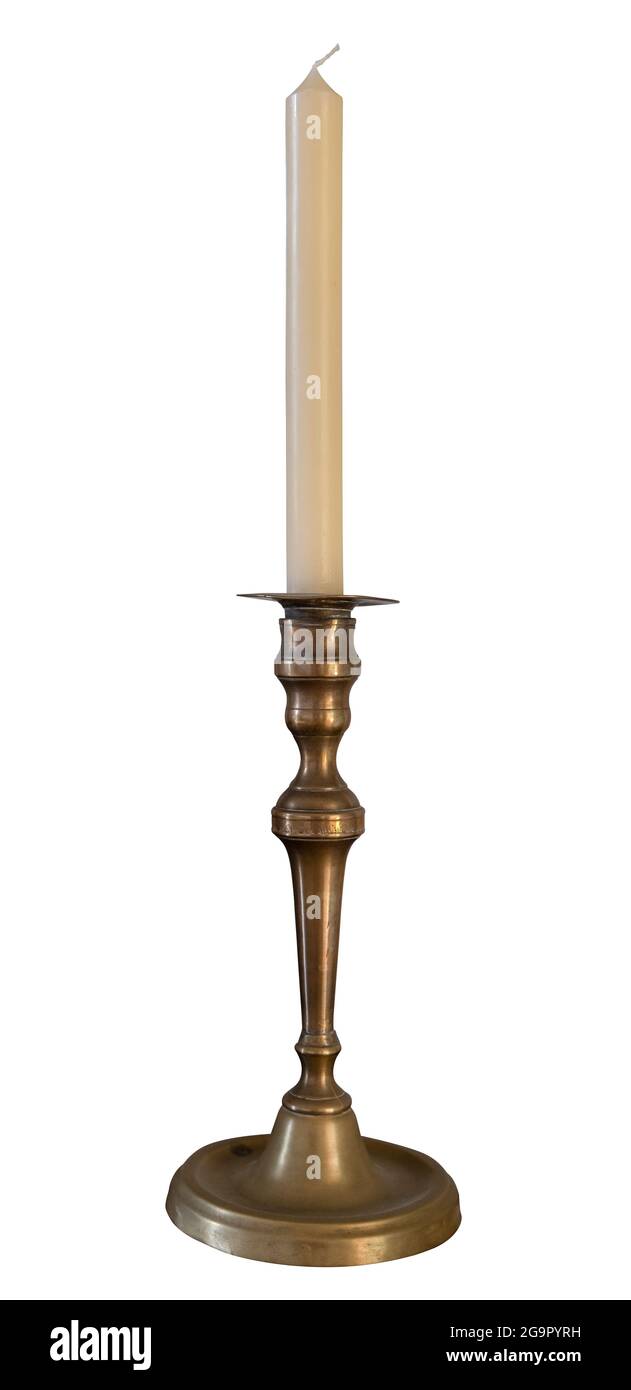 Isolierte Kerze im Vintage-Stil und Kerzenhalter auf WEISSEM Hintergrund Stockfoto