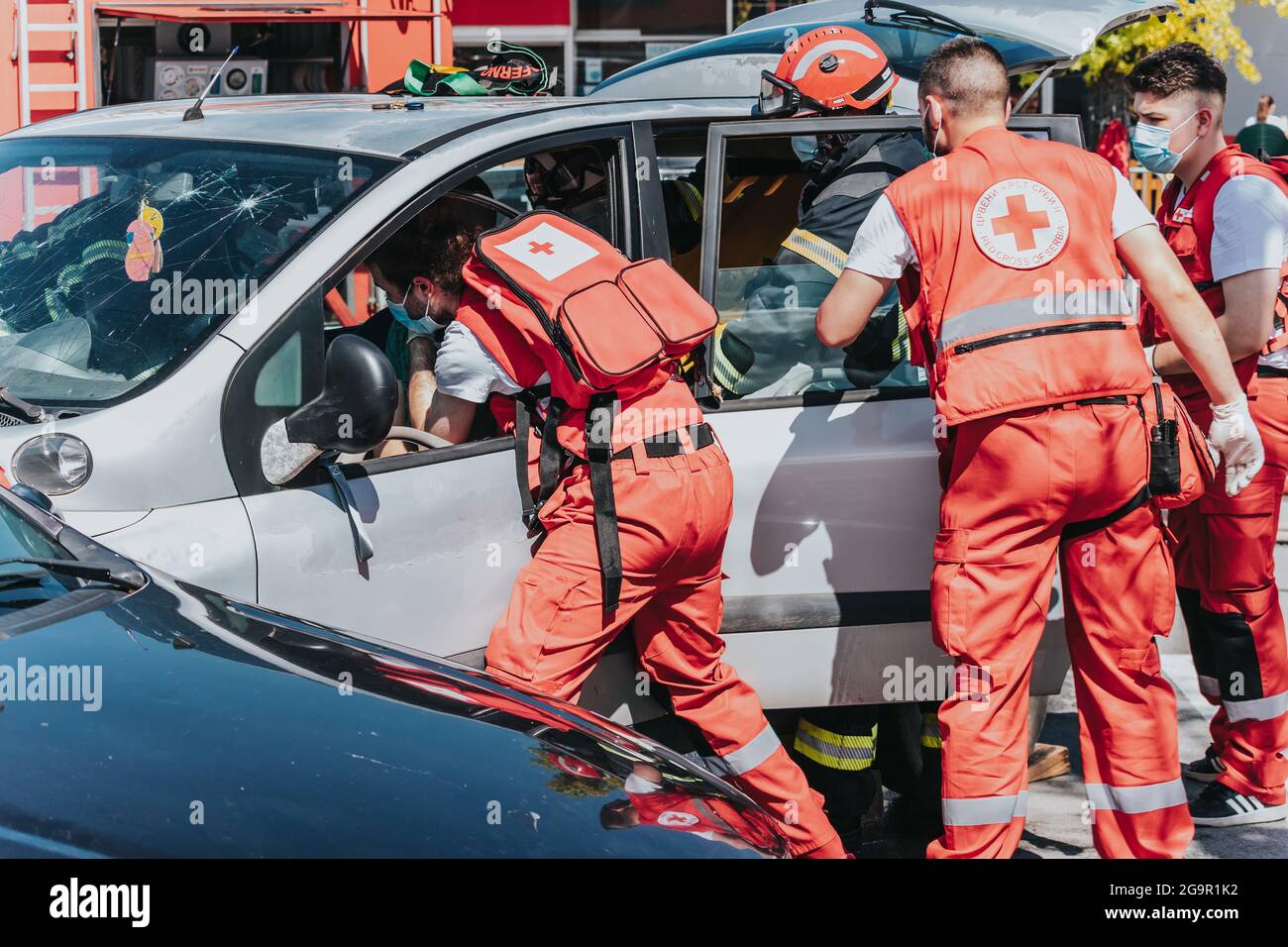 Eine Trainingsveranstaltung zur Rettung von Opfern eines Autounfalls, ein Feuerwehrmann und eine Krankenschwester holen das Opfer aus dem Auto. Serbien, Pancevo, 15. Mai 2021 Stockfoto