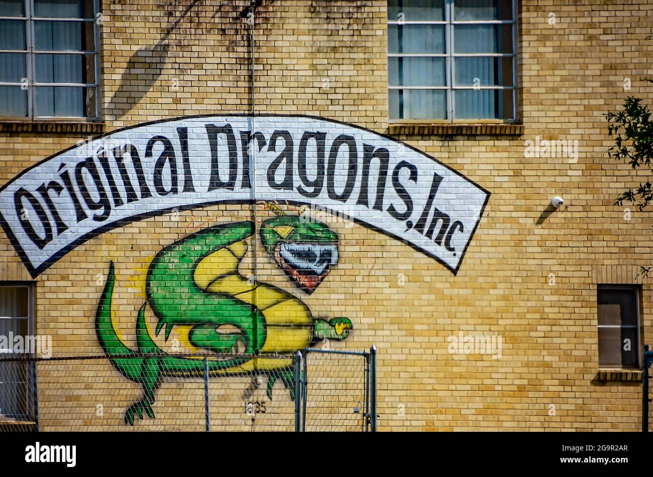 Ein Gebäude ist mit dem Logo von Original Dragons Inc., einem afroamerikanischen Social-Service-Club, in Mobile, Alabama, geschmückt. Stockfoto