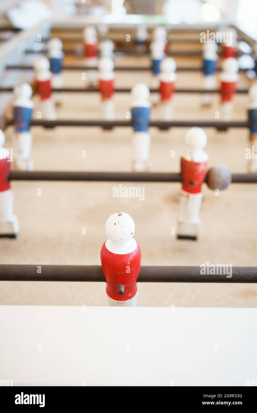 Retro Tischfußballspiel mit roten und blauen Figuren Tischfußball Stockfoto