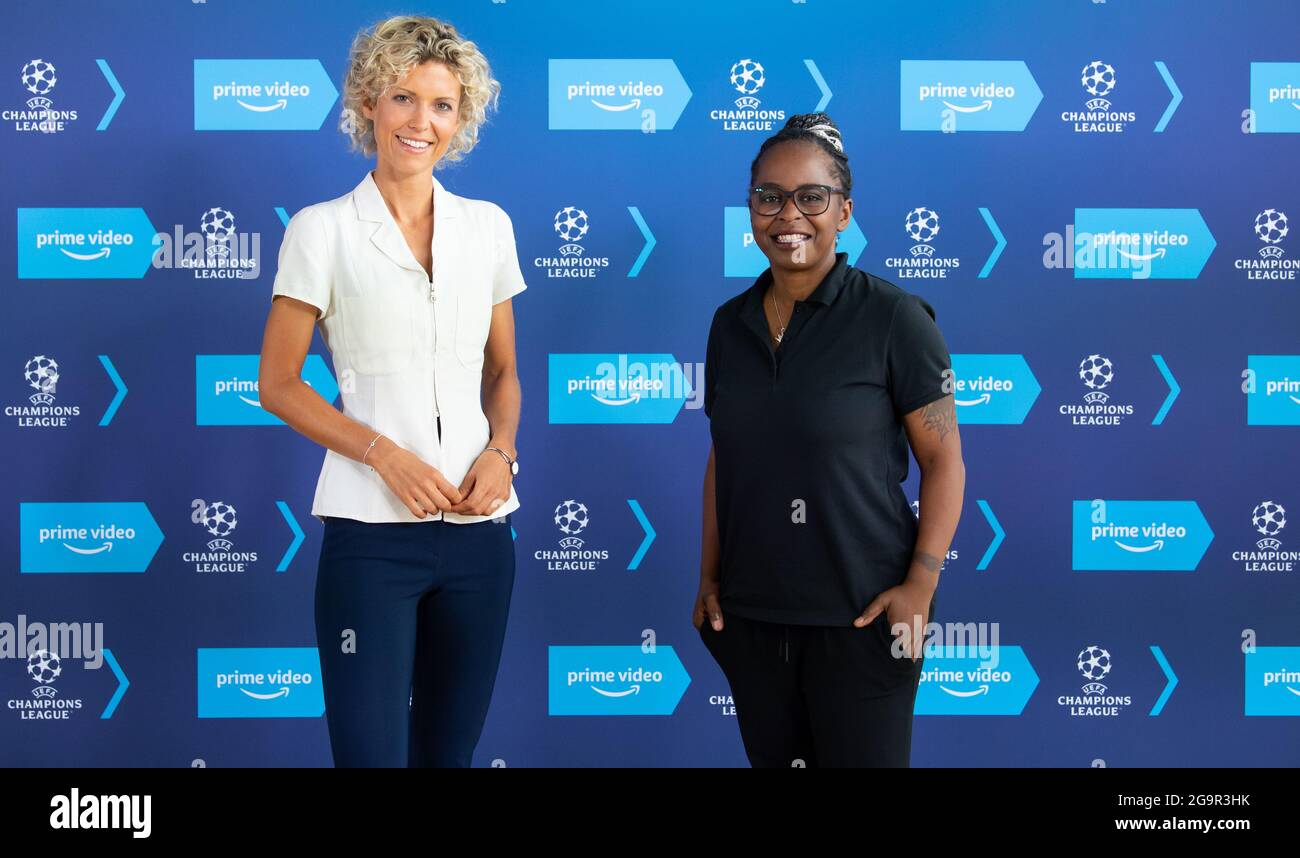 München, Deutschland. Juli 2021. Annika Zimmermann (l.), Moderatorin und  Reporterin, und Shary Reeves, Moderatorin und Reporterin, nehmen an einer  Pressekonferenz von Amazon Prime Video Teil. Amazon zeigt  Champions-League-Spiele aus der Saison 2021/22.