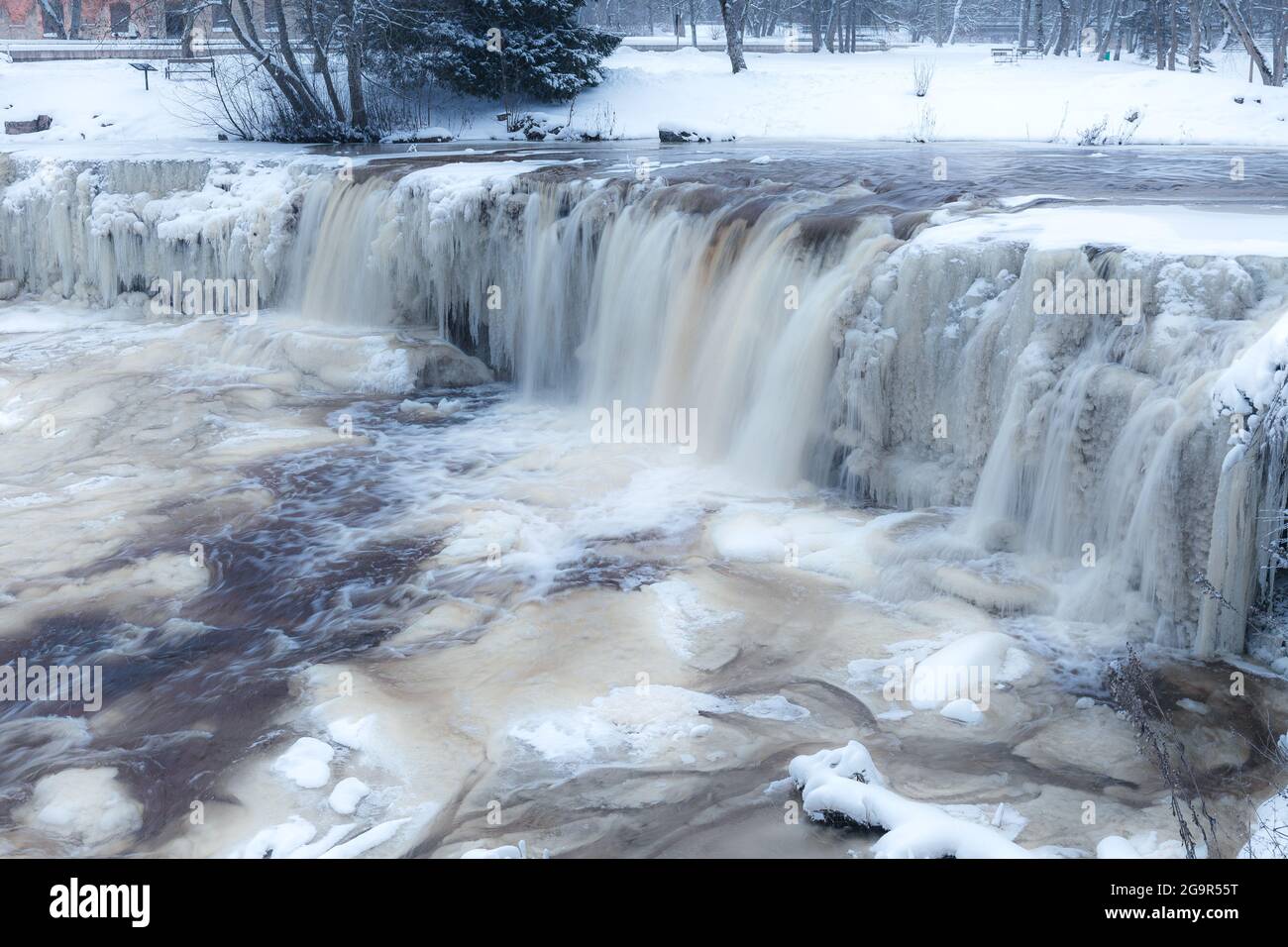 Gefrorener Keila-Joa Wasserfall im Winter. Harjumaa, Estland Stockfoto