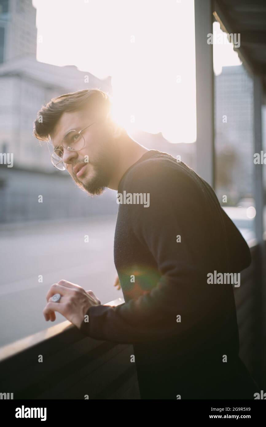 Hipster Mann in der Stadt Porträt trägt eine Brille Stockfoto