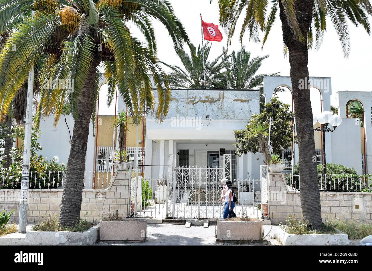 Blick auf geschlossene öffentliche Einrichtungen und Verwaltungsgebäude in der Stadt Ariana in der Nähe der Hauptstadt Tunis.der tunesische Präsident Kais Saied kündigte per Dekret die Aussetzung des Betriebs öffentlicher Einrichtungen im ganzen Land für zwei Tage an, Und nach seiner Entscheidung, die Regierung zu entlassen, das parlament einzufrieren und die Immunität aller Mitglieder des parlaments auszusetzen. Diese Maßnahme betrifft auch die Zentralverwaltungen und die lokalen Behörden. Die Leiter dieser Betriebe können Mitarbeiter einberufen, um die ordnungsgemäße Funktion der in diesen Betrieben erforderlichen Arbeiten zu gewährleisten. (Foto von Jdidi Stockfoto