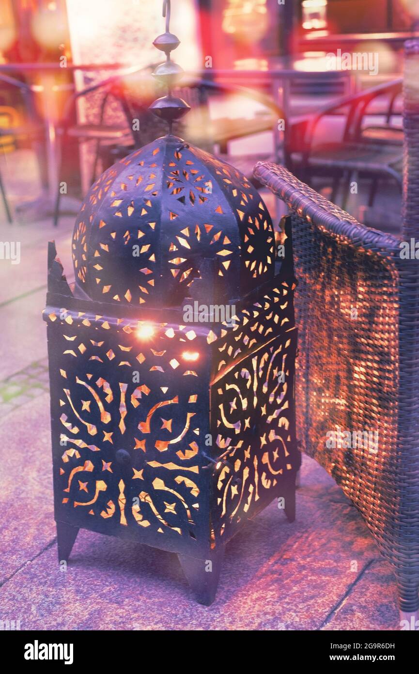 Arabische Laterne in Marrakesch, Marokko. Lila getöntes Bild, Abend im  Straßencafé Stockfotografie - Alamy