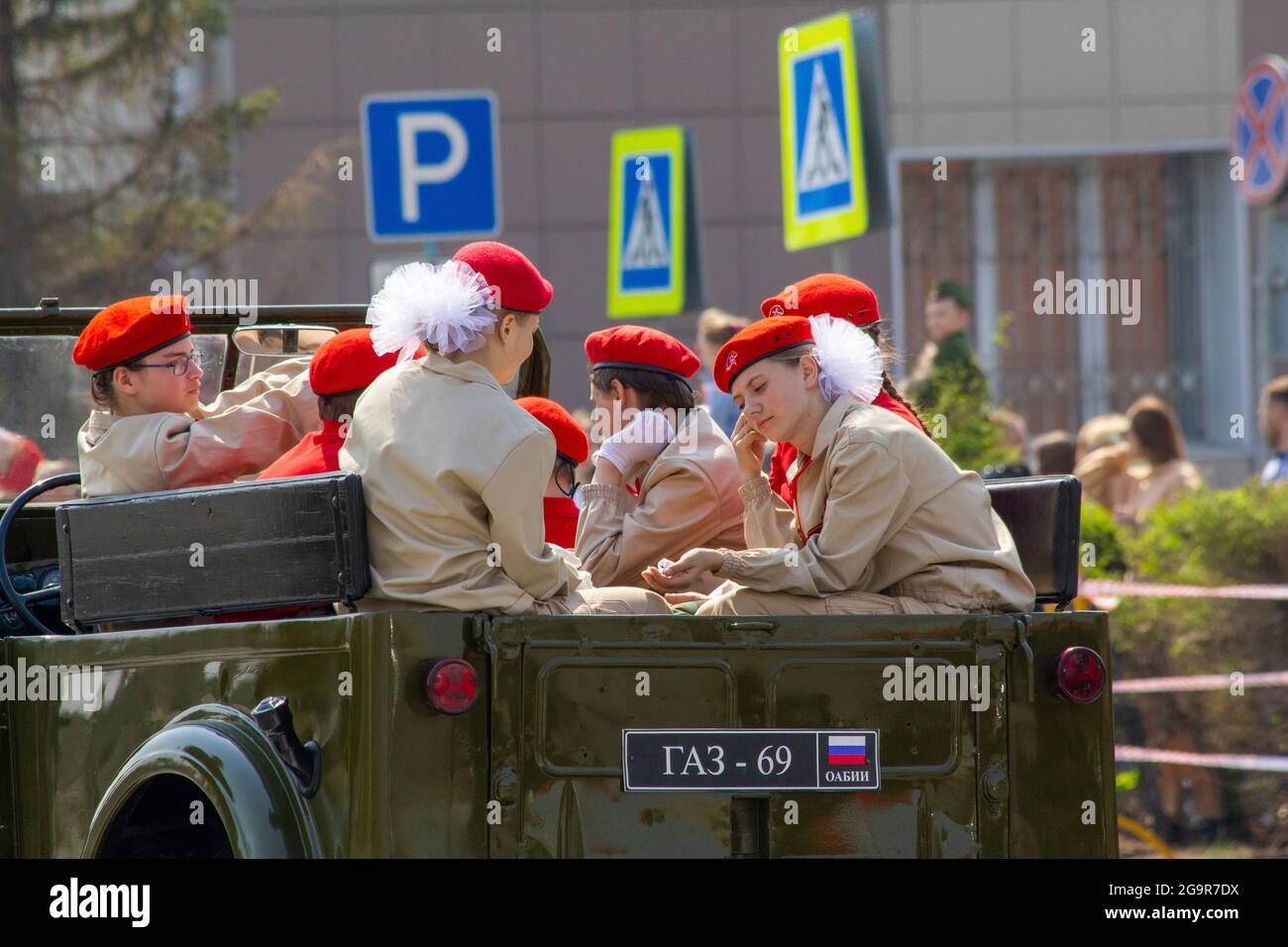 Omsk, Russland. 9. Mai 2021. Mädchen-junge Armeeanführer bereiten sich auf die Parade vor. Russische Parade der militärischen Ausrüstung zu Ehren des Siegestages. Kredit Stockfoto