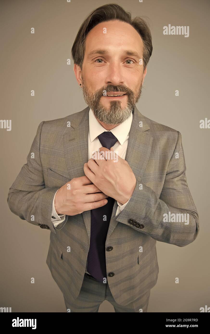 Business-Garderobe. Reifen Mann fix Krawatte. Kleiderhändler. Kapselschrank. Unverzichtbare Bekleidung. Jobgarderobe. Weißer Kragen. Legere Geschäftskleidung Stockfoto