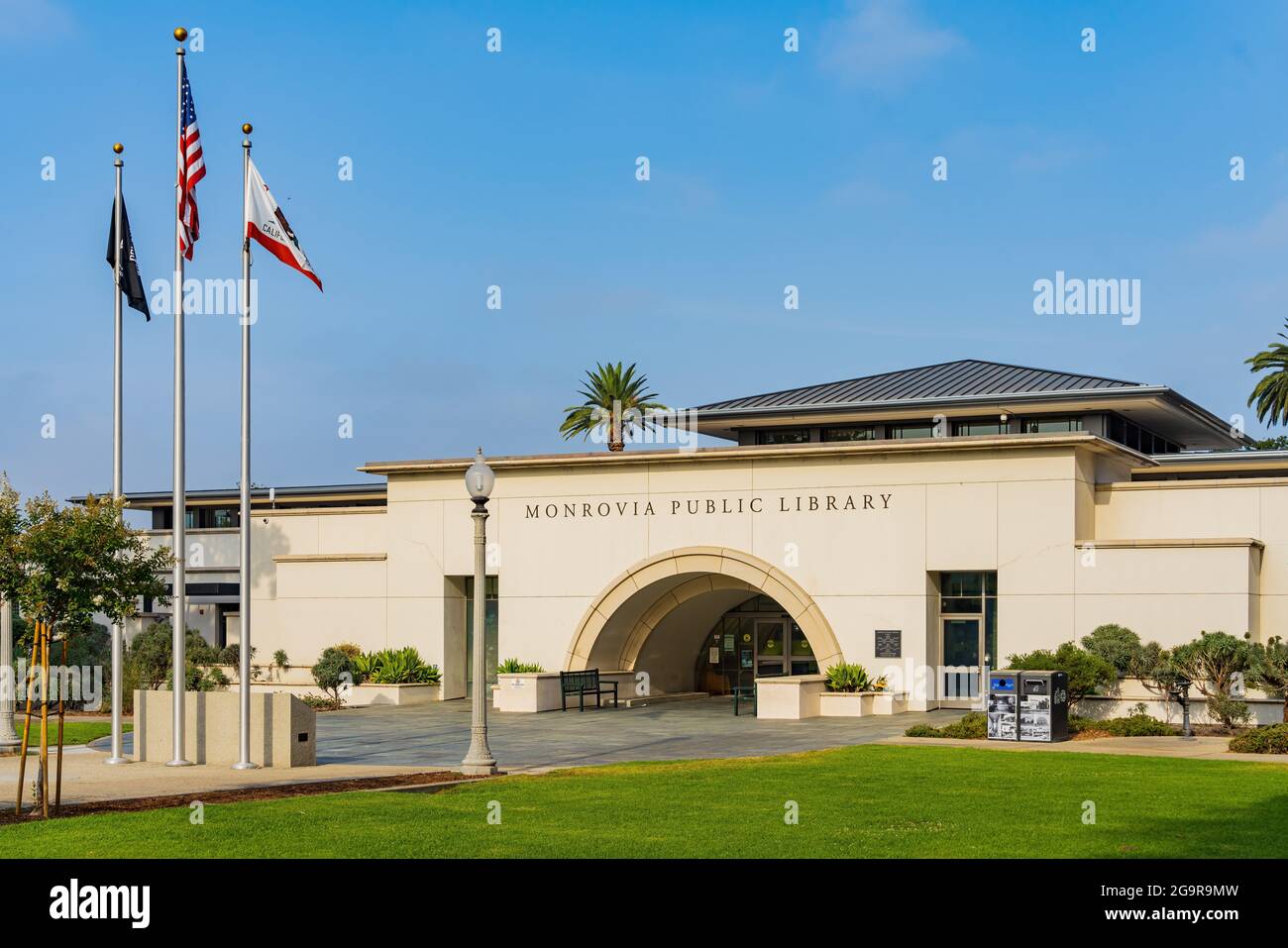 Morgenansicht der Monrovia Public Library im Library Park in Monrovia, Kalifornien Stockfoto