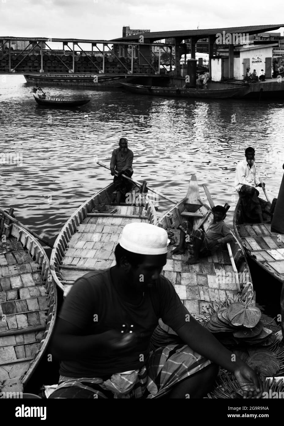 Traditionelle Bootstation unter dem wolkenlosen Himmel. Dieses Bild wurde am 18-2020. August von mir aufgenommen, vom Fluss Burigongga, Bangladesch, Südasien Stockfoto