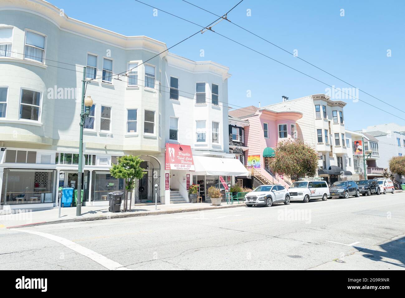 San Francisco, Usa. Juni 2021. Fahrzeuge werden neben einer Straße in Lower Pacific Heights, San Francisco, Kalifornien, 14. Juni 2021, geparkt. (Foto: Smith Collection/Gado/Sipa USA) Quelle: SIPA USA/Alamy Live News Stockfoto