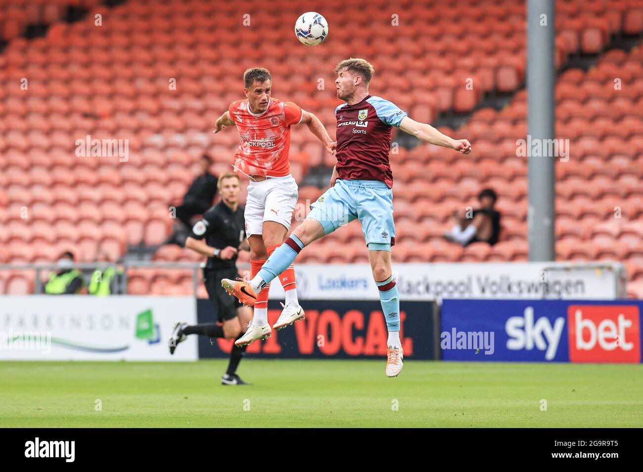 Blackpool, Großbritannien. Juli 2021. Jerry Yates von Blackpool kämpft am 7/27/2021 mit Nathan Collins (22) von Burnley in Blackpool, Großbritannien um den Ball. (Foto von Mark Cosgrove/News Images/Sipa USA) Quelle: SIPA USA/Alamy Live News Stockfoto