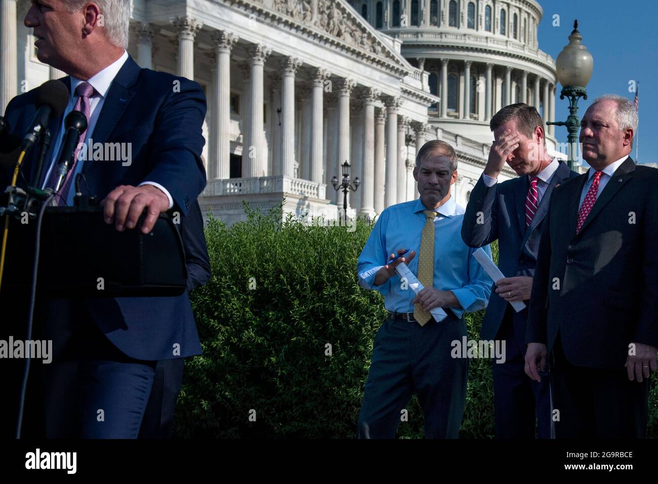 US-Repräsentant Jim Jordan (Republikaner von Ohio), zweiter von links, US-Repräsentant Rodney Davis (Republikaner von Illinois), zweiter von rechts, Und der Minderheitsfracht des US-Repräsentantenhauses, Steve Scalise (Republikaner von Louisiana), hört rechts zu, während der Minderheitsführer des US-Repräsentantenhauses, Kevin McCarthy (Republikaner von Kalifornien), links, während einer Pressekonferenz zum 1/6 Select Committee vor dem US-Kapitol in Washington, DC, am Dienstag, den 27. Juli 2021, Bemerkungen anbietet. Kredit: Rod Lampey/CNP/Sipa USA Stockfoto