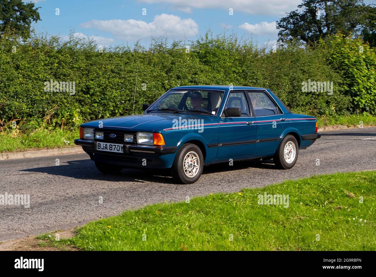 1982 80s Blue Ford Cortina Fahrzeug auf dem Weg zur Capesthorne Hall classic July Car Show, Ceshire, UK Stockfoto
