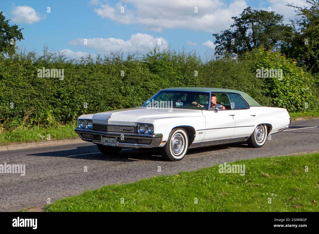 1972 70er Jahre weißes amerikanisches Buick Riviera 7500cc Muskelauto auf dem Weg zur Capesthorne Hall Classic Car Show im Juli, Ceshire, Großbritannien Stockfoto