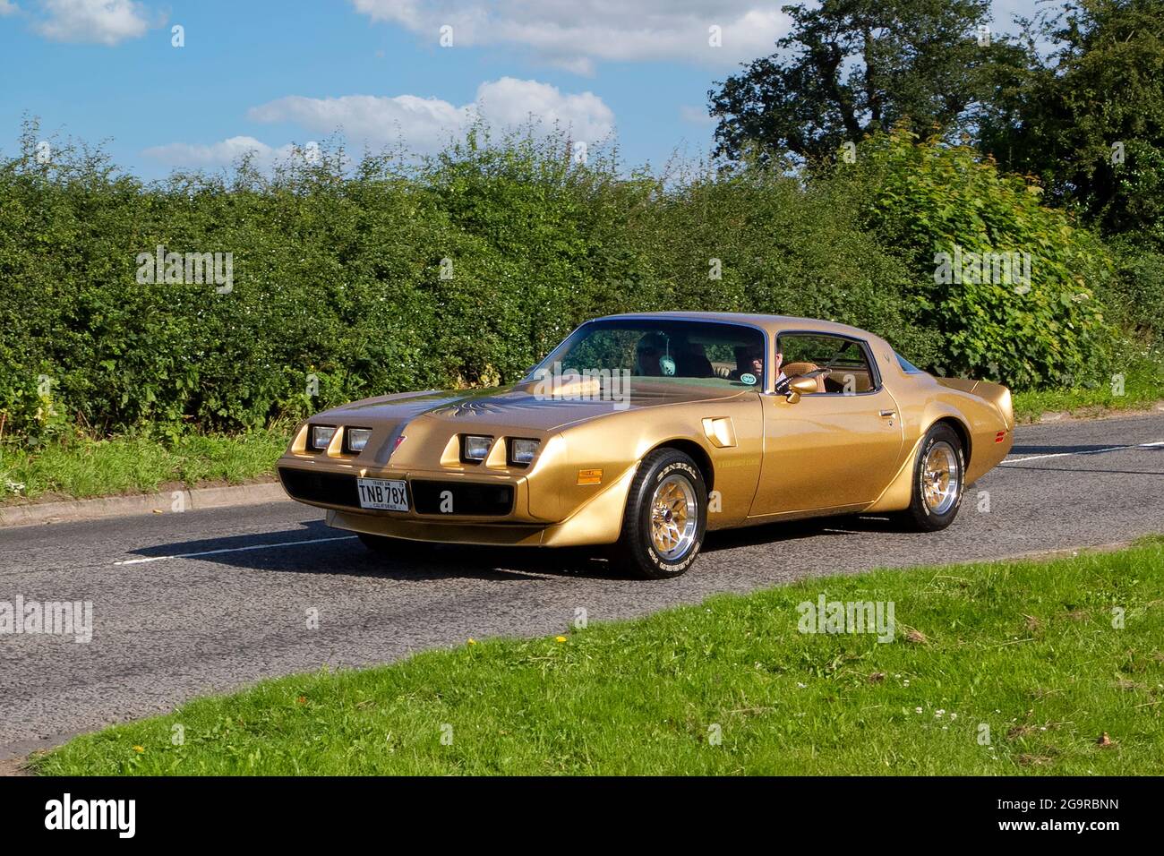 1979 70er Jahre Gold Pontiac Firebird 6590cc Benziner auf dem Weg zur Capesthorne Hall Classic July Car Show, Ceshire, UK Stockfoto