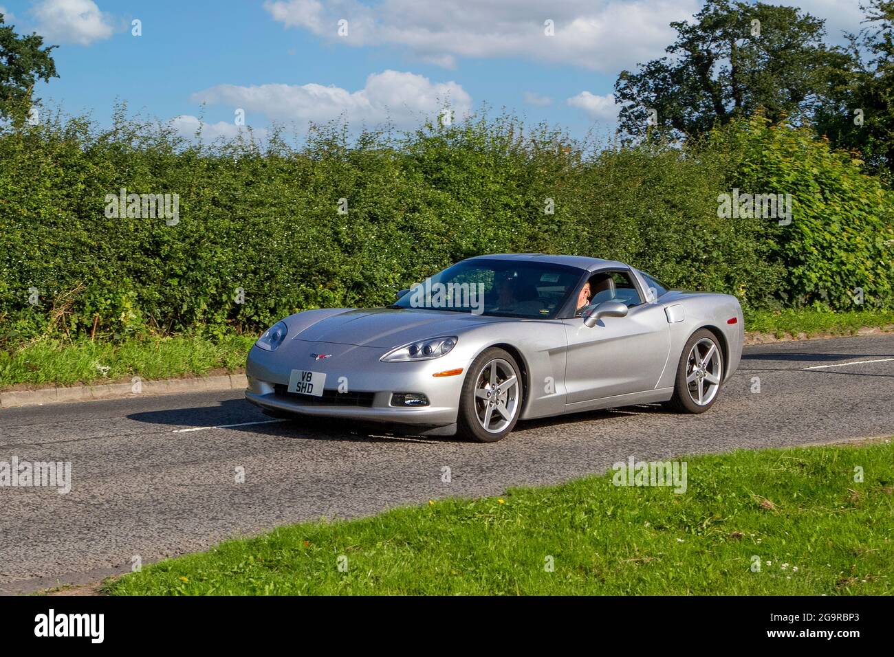 2005 silberne Chevrolet Corvette 2dr 5987 ccm, Fahrzeug auf dem Weg zur Capesthorne Hall Classic Car Show im Juli, Ceshire, Großbritannien Stockfoto