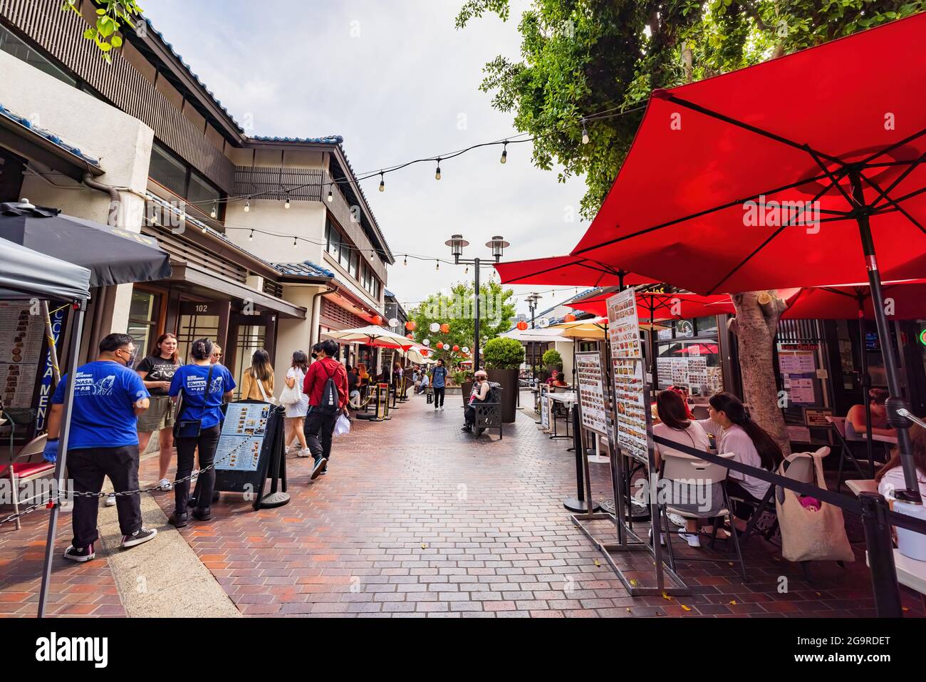 Los Angeles, 24. JUL 2021 - viele Touristen gehen um den japanischen Village Plaza Stockfoto