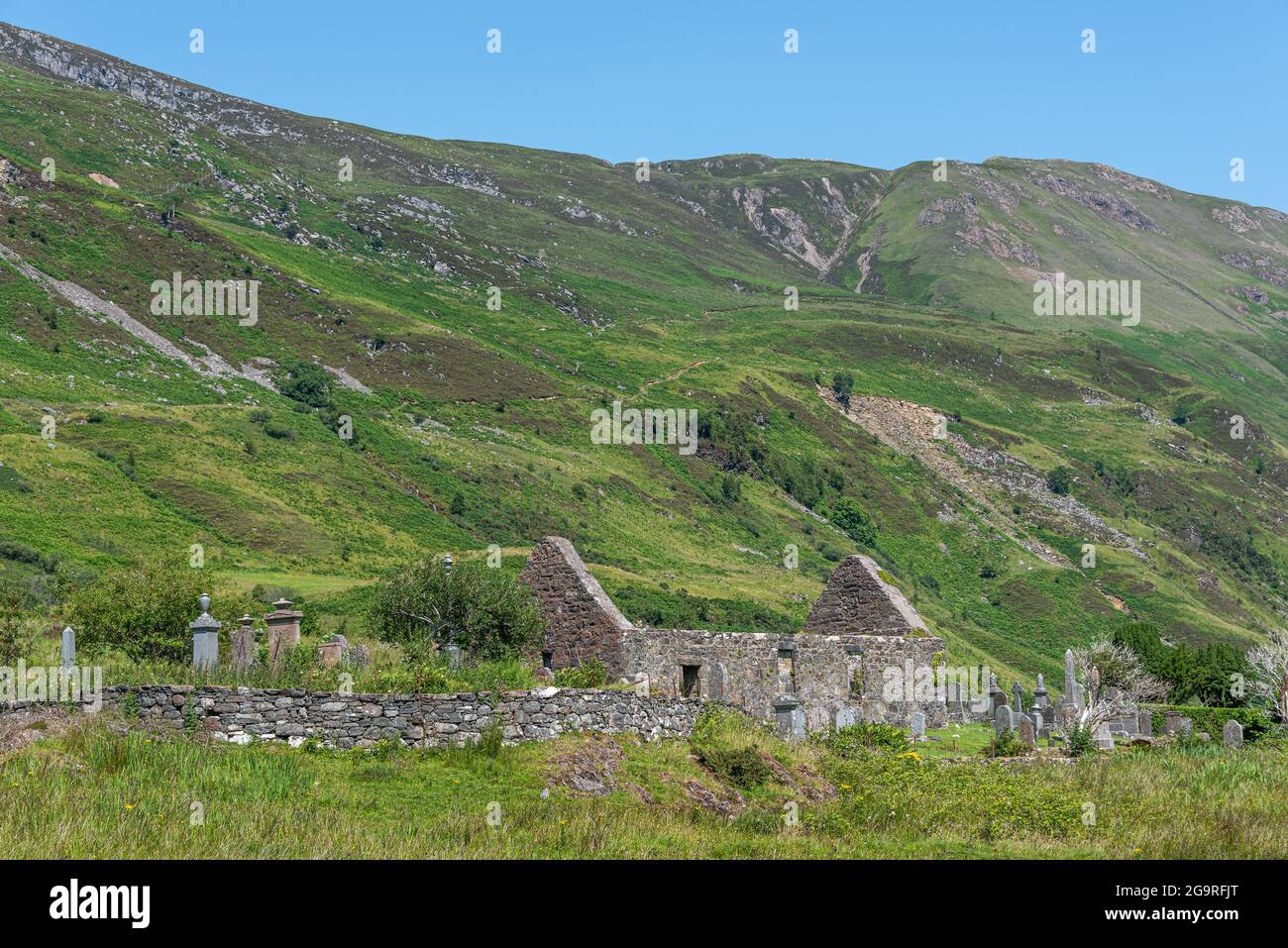 Die alte Kirche in Kintail stammt aus dem Jahr 1050. Die Kirche ist dem Hl. Dubhthac geweiht. Es wurde als Krankenhaus verwendet, um zu wo zu neigen Stockfoto