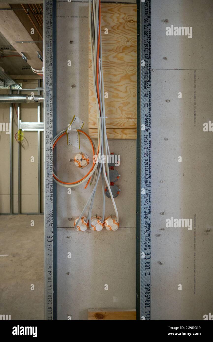 In der Trockenwand die Stromkabel für die Steckdosen verlegen  Stockfotografie - Alamy