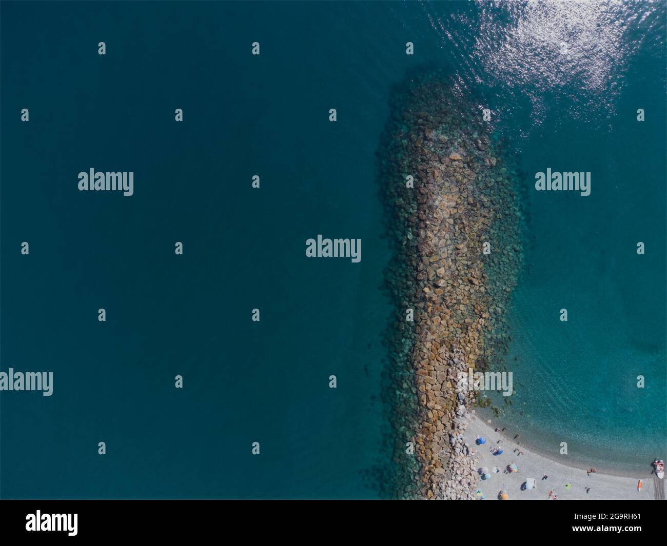 Wellenbrecher im Meer am Strand an einem sonnigen Tag Stockfoto