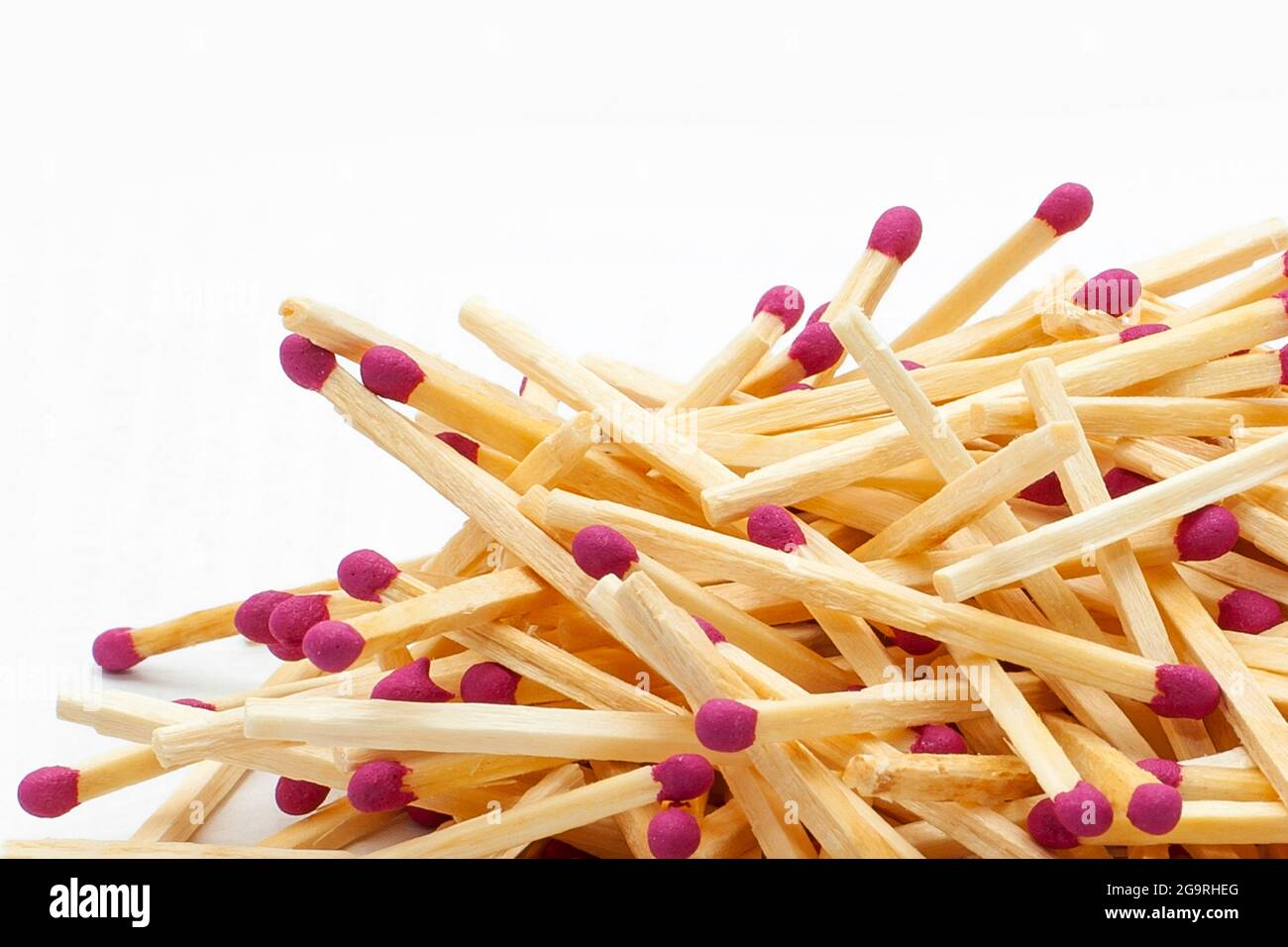 Hölzerne Streichhölzer auf weißem, isoliertem Hintergrund Stockfoto