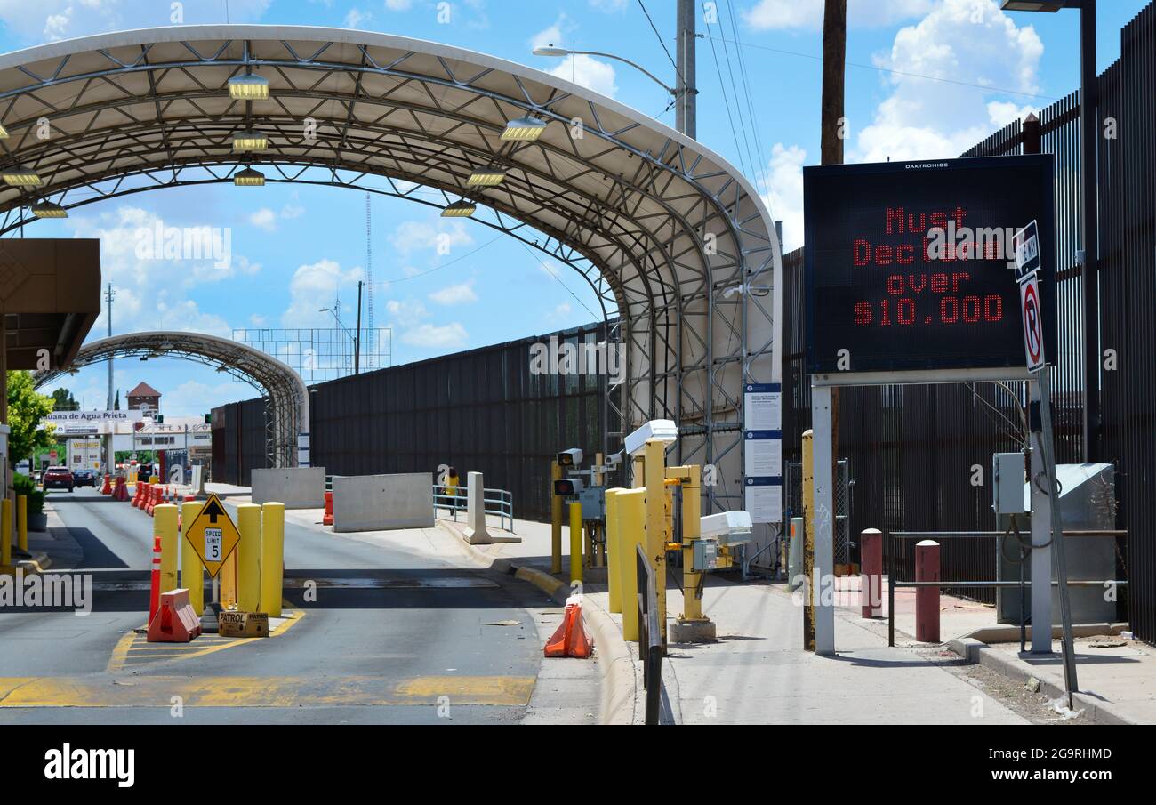 Fahren Sie durch die Grenzüberwachung und den Kontrollpunkt mit Digital Signage und dem internationalen Grenzübergang zwischen Douglas, AZ, USA und MX Stockfoto