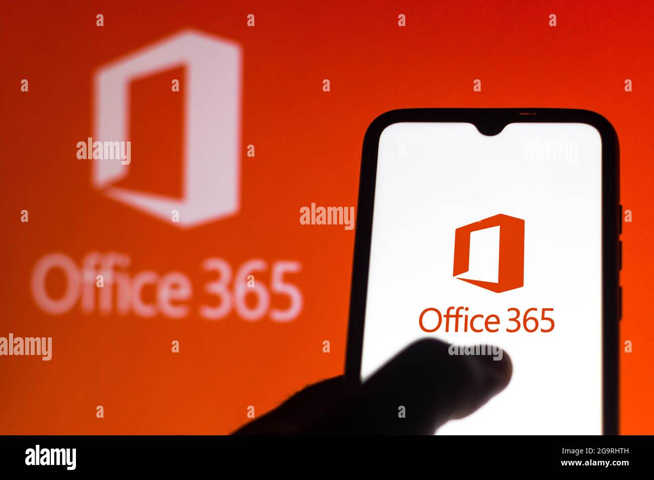 Brasilien. Juli 2021. In dieser Abbildung wird das Microsoft Office 365-Logo auf einem Smartphone- und einem pc-Bildschirm angezeigt. (Bild: © Rafael Henrique/SOPA Images via ZUMA Press Wire) Stockfoto