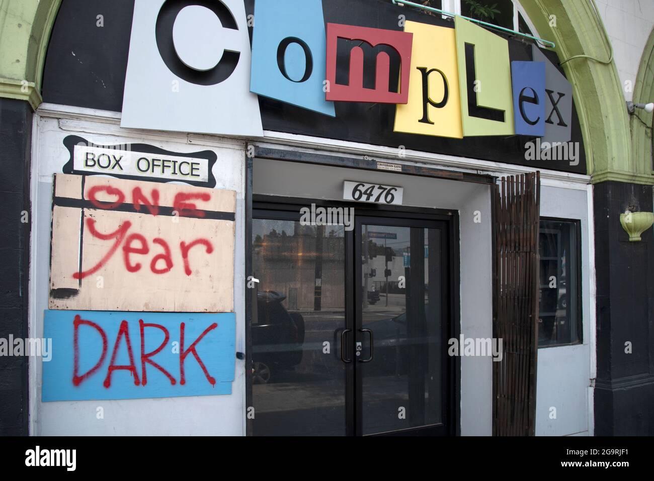 Los Angeles, CA USA - 28. Juni 2021: An der Kinokaste mit den Worten One Year Dark auf Sperrholz, einem anderen menschlichen Tribut als der Corona, eingestiegen Stockfoto