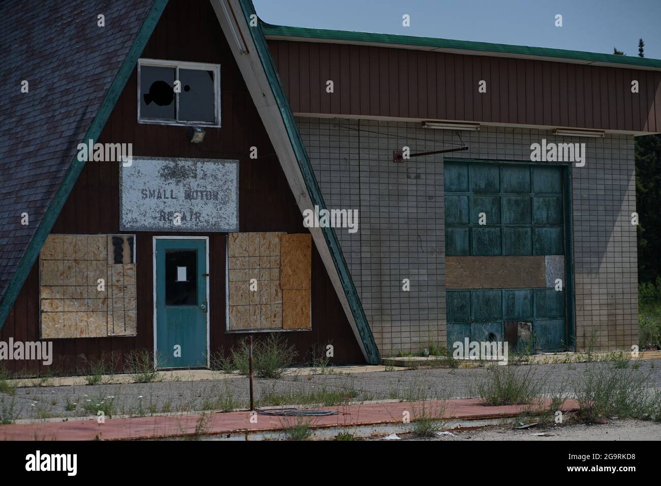 DRYDEN, KANADA - 04. Jul 2021: Ein altes rustikales kleines Motorreparaturgebäude Stockfoto