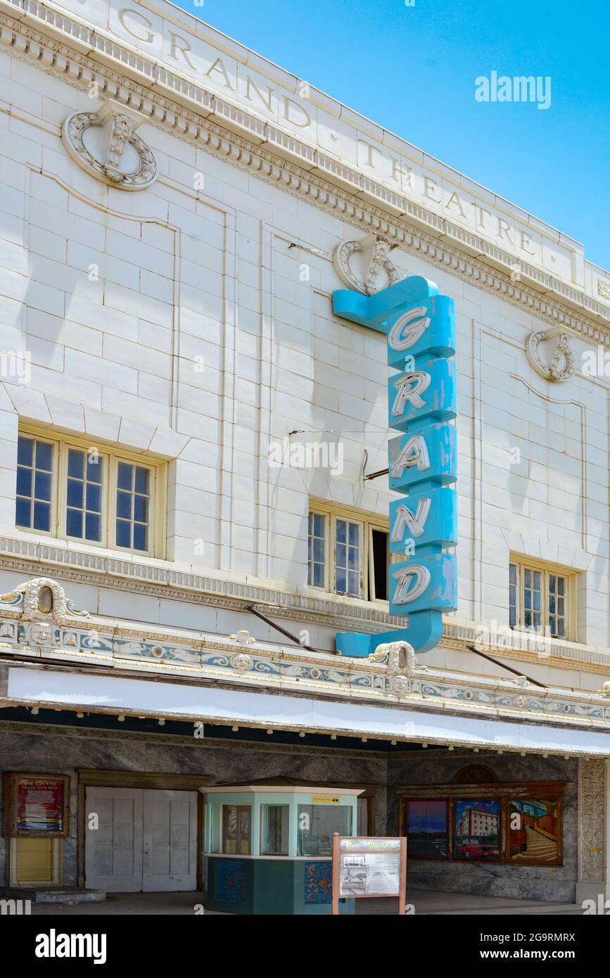 Das Grand Theatre, ein alternder Dowager, erwartet die Restaurierung in seinem einst großartigen Stil mit historischen Aufführungen von Ginger Rogers und mehr in Douglas, AZ Stockfoto