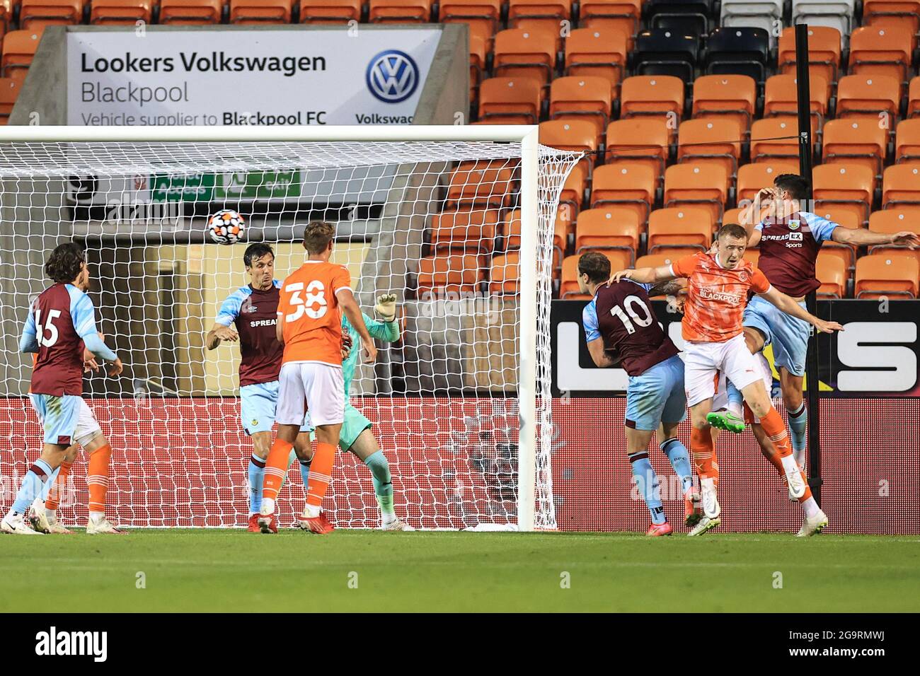 Blackpool, Großbritannien. Juli 2021. Bobby Thomas (37) von Burnley erzielt am 7/27/2021 in Blackpool, Großbritannien, einen 0-1. (Foto von Mark Cosgrove/News Images/Sipa USA) Quelle: SIPA USA/Alamy Live News Stockfoto