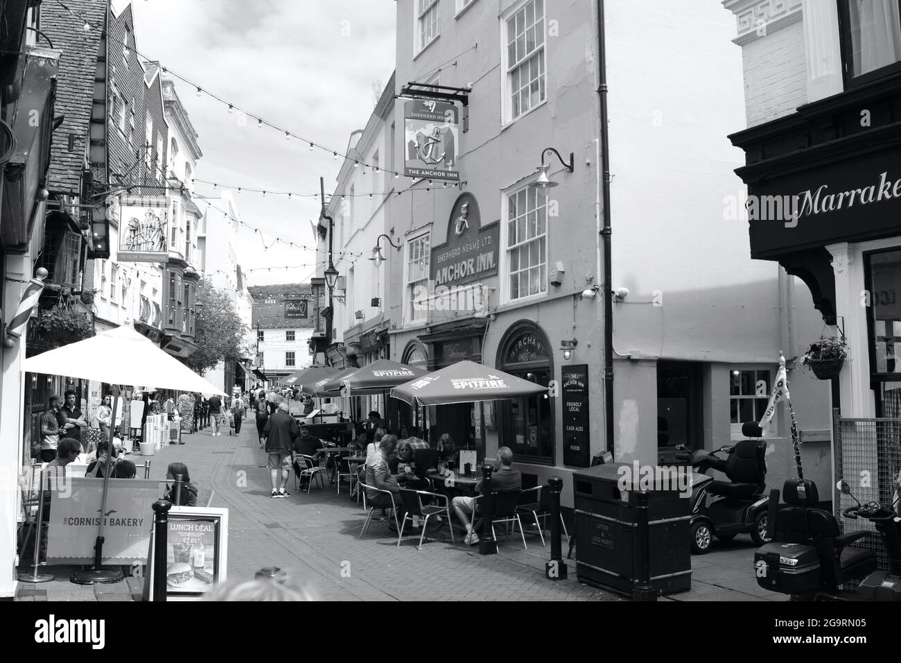 Hastings, Sussex, England Juli 04 2021: Das Wetter ist gut und Touristen genießen es, in den Straßen der Altstadt von East Hill, Hastings, im Freien zu essen Stockfoto