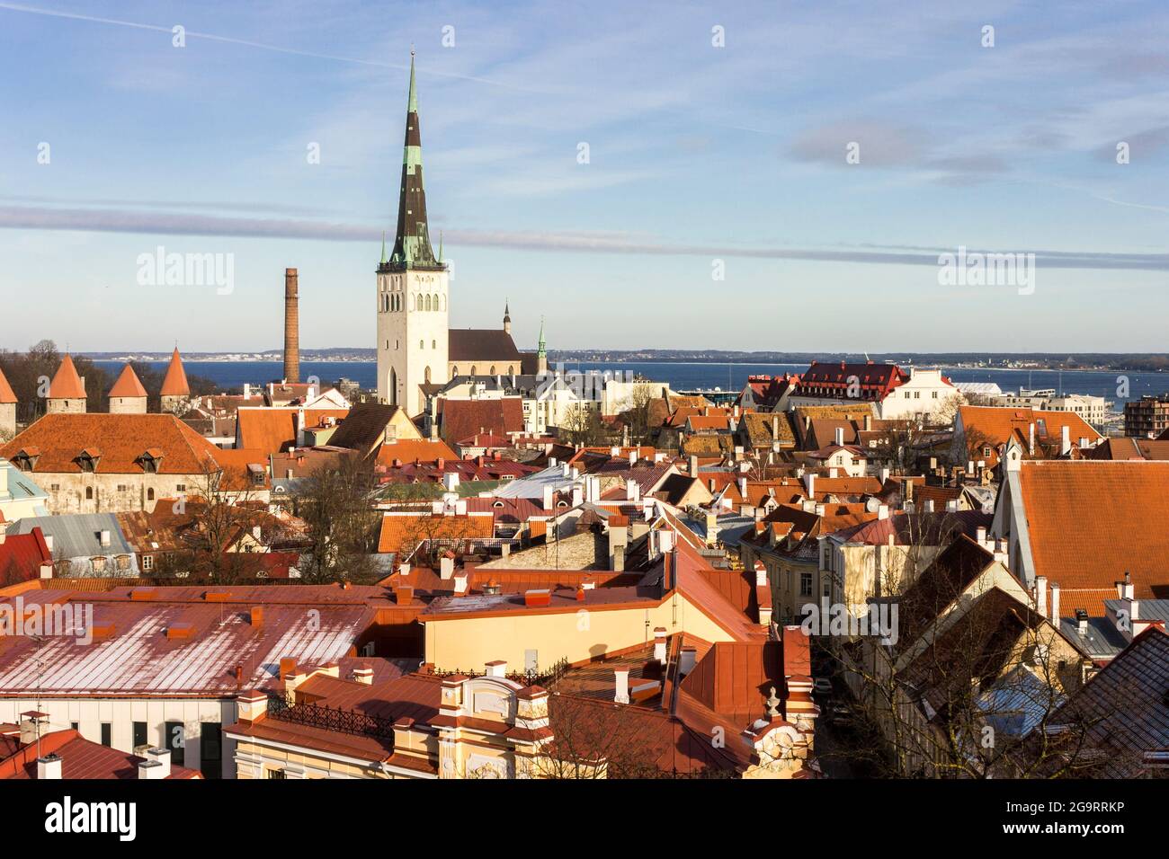 Tallinn, Estland. Luftaufnahme bei Sonnenuntergang der Altstadt mit der Kirche St. Olaf und den Türmen. Ein Weltkulturerbe Stockfoto