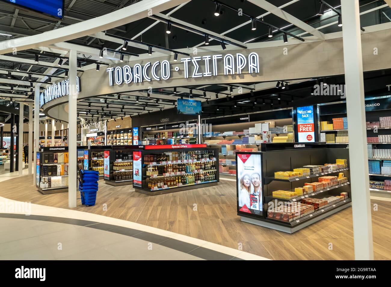 Thessaloniki, Griechenland - 23. April 2021. Duty Free Shop des neuen Terminals des internationalen Flughafens Thessaloniki Makedonia SKG Stockfoto