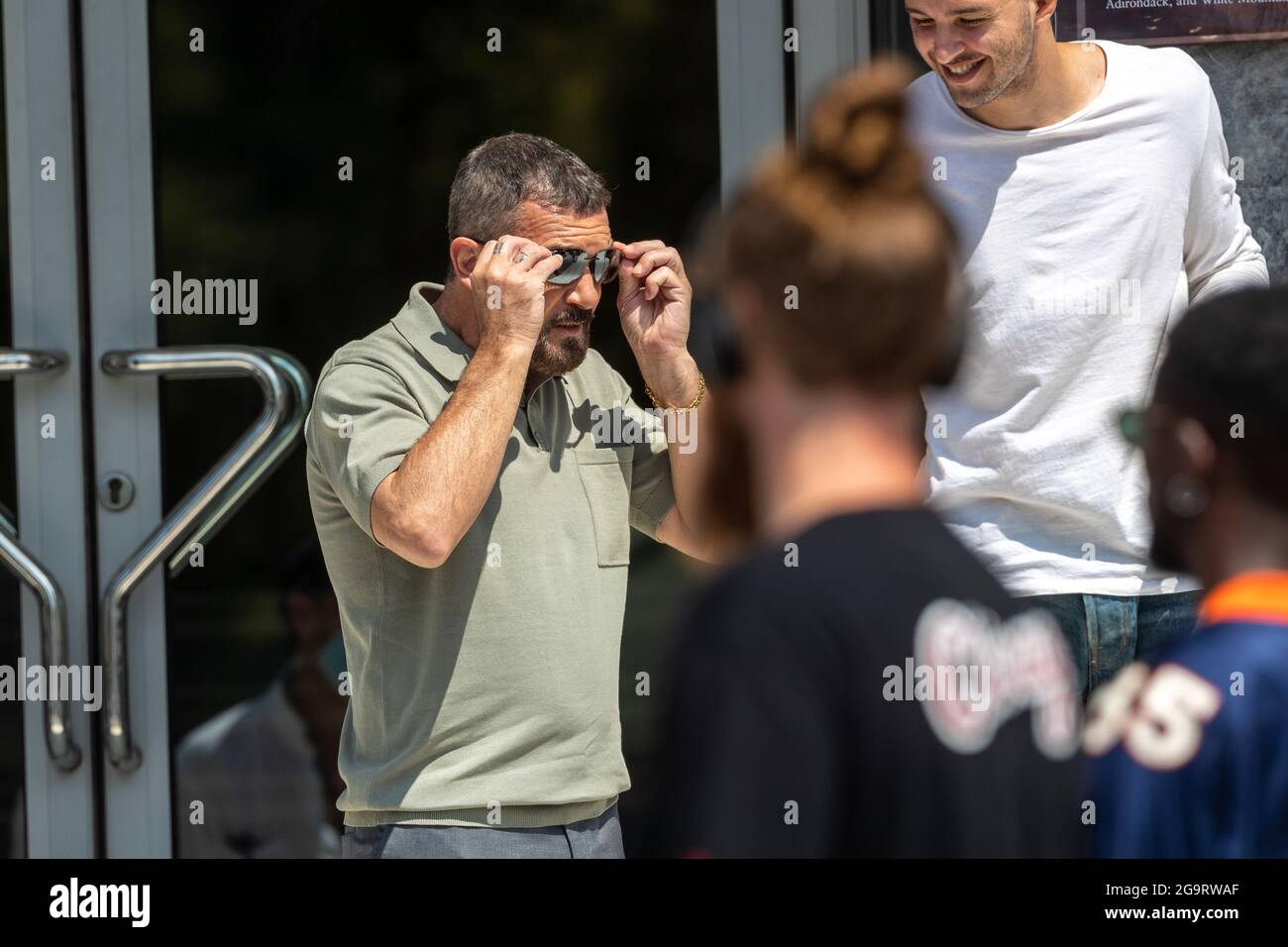 Thessaloniki, Griechenland - 3. Juli 2021. Der spanische Schauspieler Antonio Banderas (C) während der Dreharbeiten zum Action-Thriller The Enforcer in den Straßen von T Stockfoto
