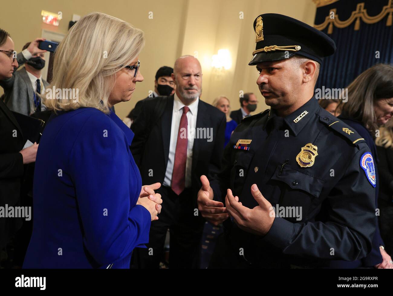 WASHINGTON, DC - JULI 27: US-Polizeibeamter des Kapitols Sgt. Aquilino Gonell spricht mit der US-Vertreterin Liz Cheney (Republikanerin von Wyoming), nachdem sie vor dem House Select Committee, das den Angriff auf das US-Kapitol vom 6. Januar am 27. Juli 2021 im Canon House Office Building in Washington, DC, untersucht hatte, eine Aussage gemacht hatte. Mitglieder der Strafverfolgungsbehörden sagten über den Angriff von Anhängern des ehemaligen Präsidenten Donald Trump auf das US-Kapitol aus. Nach Angaben der Behörden wurden etwa 140 Polizisten verletzt, als sie mit Füßen getreten wurden, Objekte auf sie geworfen und mit chemischen Reizstoffen besprüht wurden Stockfoto