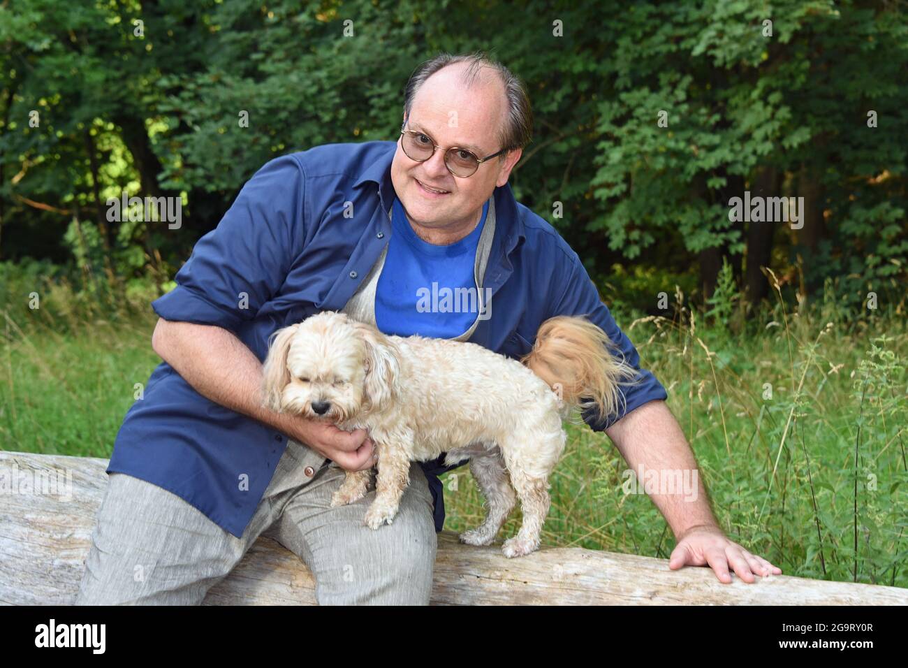 München, Deutschland. Juli 2021. Der Schauspieler Markus Majowski mit seinem Hund Utzy vor der Fotoprobe für das Stück 'Ungeheuer heiß' im Freilichttheater im Gastgarten Siebenbrunn. Quelle: Ursula Düren/dpa/Alamy Live News Stockfoto