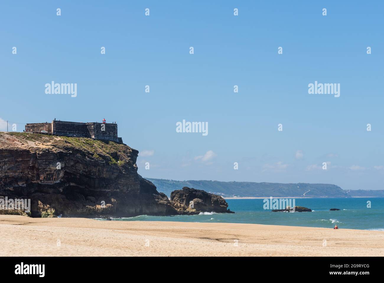 Nazare, Portugal - 29. Juni 2021: Blick auf die Festung und den Leuchtturm von Nazare vom Nordstrand aus Stockfoto