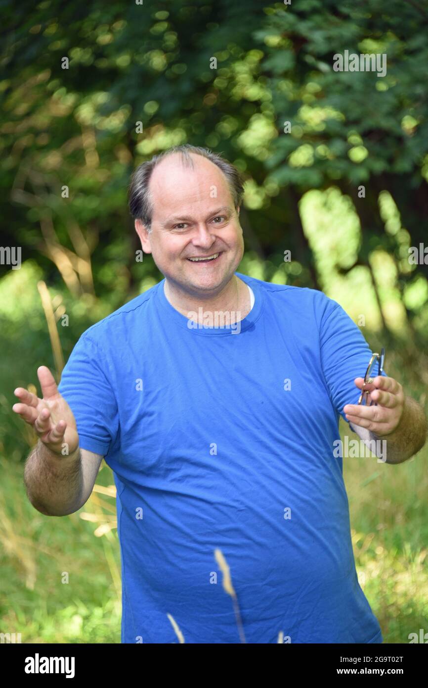 München, Deutschland. Juli 2021. Der Schauspieler Markus Majowski vor der Fotoprobe zum Stück 'Ungeheuer heiß' im Freilichttheater im Gastgarten Siebenbrunn. Quelle: Ursula Düren/dpa/Alamy Live News Stockfoto