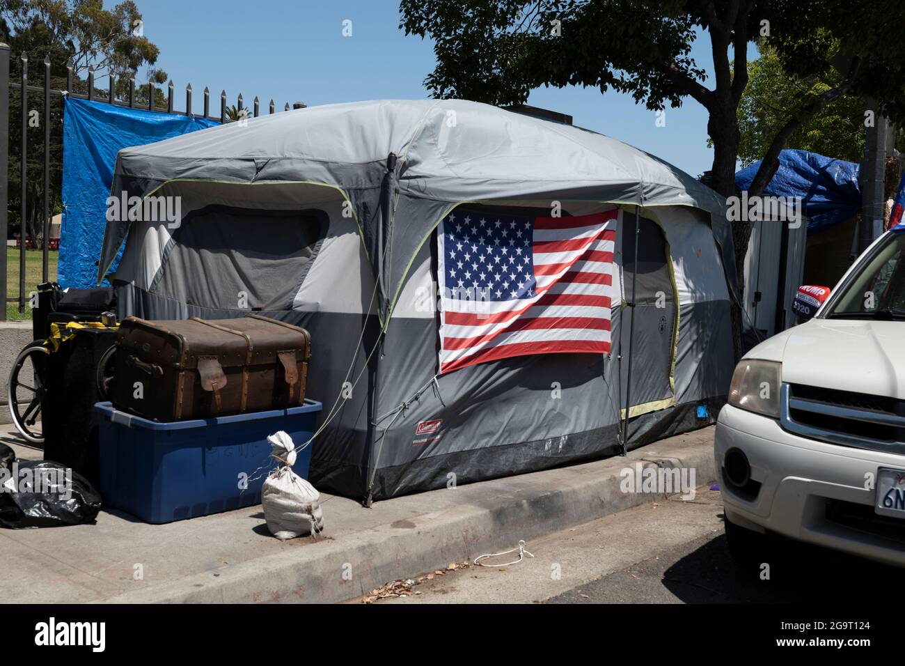 Los Angeles, CA USA - 3. Juli 2021: Zelt eines obdachlosen Veteranen, der außerhalb des Krankenhauses und des Geländes der Veterans Administration lebt Stockfoto