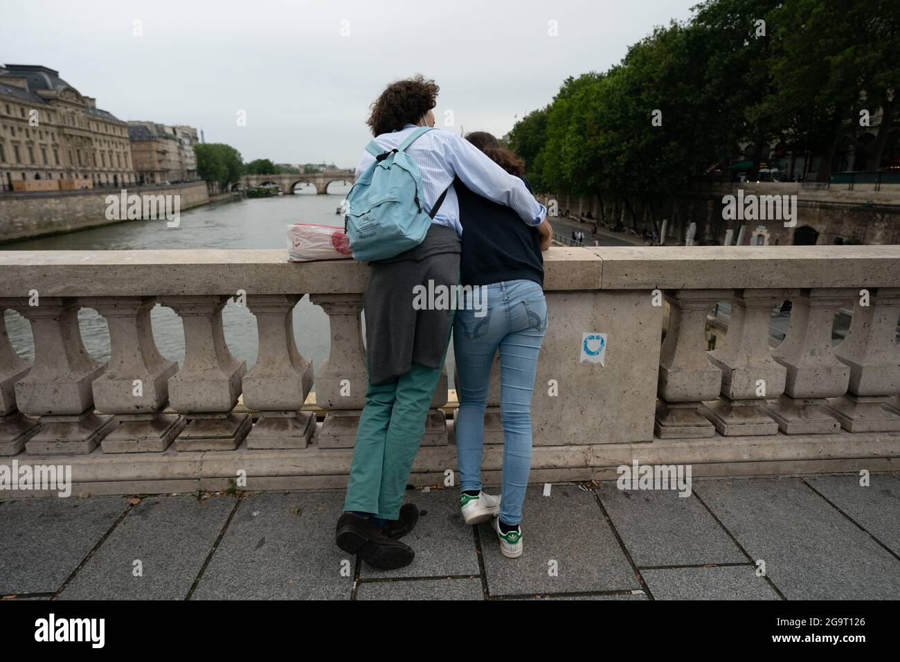 Nicht identifizierte zufällige Pariser Menschen und Orte in den Straßen von Paris Stockfoto