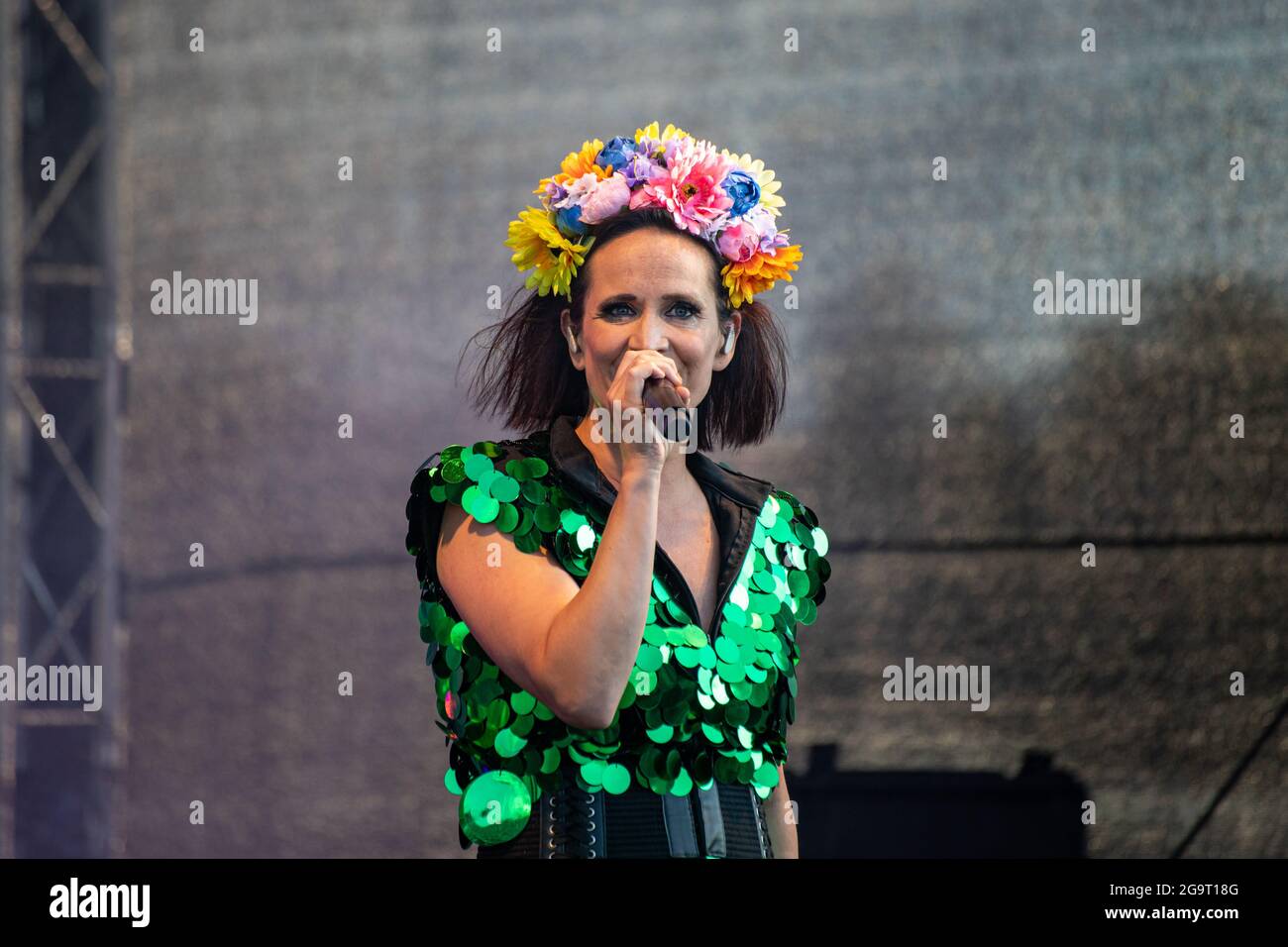 Maija Vilkkumaa auf der Bühne beim Allas Live Open-Air-Konzert in Helsinki, Finnland Stockfoto