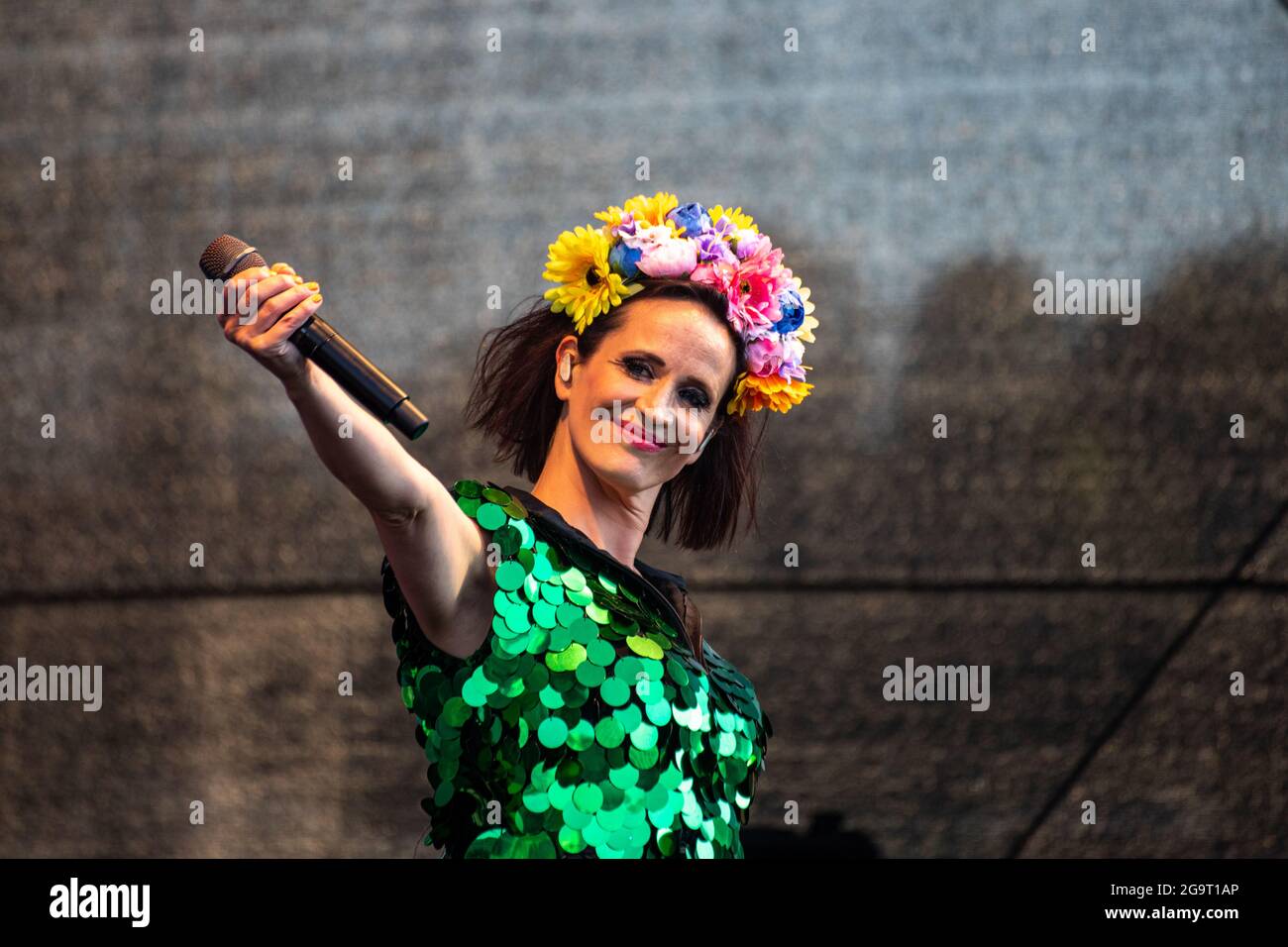 Maija Vilkkumaa auf der Bühne beim Allas Live-Konzert im Freien in Helsinki, Finnland Stockfoto