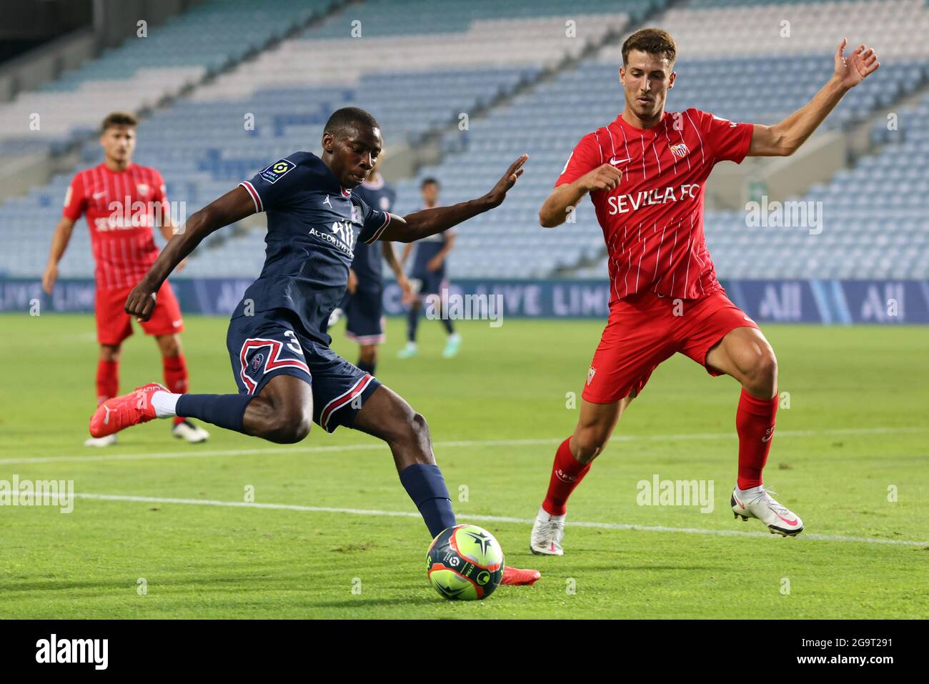 Faro, Portugal. 27. Juli 2021, Arnaud Kalimuendo-Muinga von Paris Saint Germain und P. Ortiz von Sevilla CF während des Vorsaison-Freundschaftsspiels zwischen Sevilla CF und Paris Saint Germain im Algarve-Stadion in Faro, Portugal. (Kredit: Jose Luis Contreras) Stockfoto