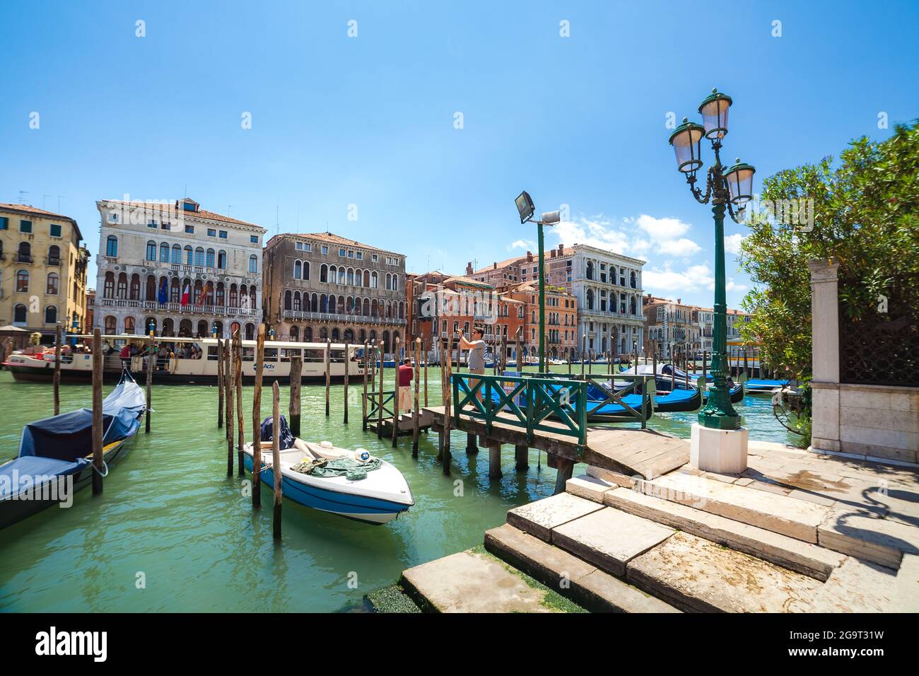 VENEDIG, ITALIEN - 15. JUNI 2016: Blick auf den Canal Grande von Riva del Vin bei sonnigem Tag Stockfoto